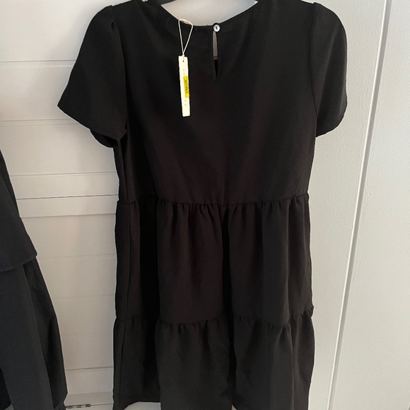 Black Short Sleeve Shift Dress - Picture 3 of 4